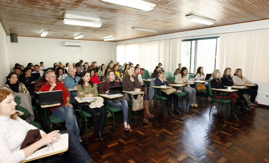 Profissionais que trabalham com o sistema prisional no Paraná estão reunidos para debater sobre legislação e uma nova proposta pedagógica específica para o atendimento das pessoas privadas de liberdade.
