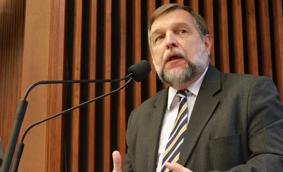 Flávio Arns destacou a valorização profissional, a qualidade na merenda escolar, a construção de novas escolas e reformas em todo o Paraná.<br />
<br />
Veja mais fotos em: <a href=" http://www.flickr.com/photos/flavioarns/sets/72157633419841063/" target="_blank"> http://www.flickr.com/photos/flavioarns/</a>