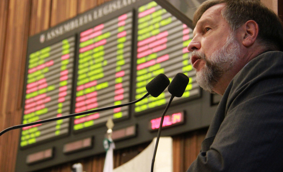 Flávio Arns destacou a valorização profissional, a qualidade na merenda escolar, a construção de novas escolas e reformas em todo o Paraná.<br />
<br />
Veja mais fotos em: <a href=" http://www.flickr.com/photos/flavioarns/sets/72157633419841063/" target="_blank"> http://www.flickr.com/photos/flavioarns/</a>