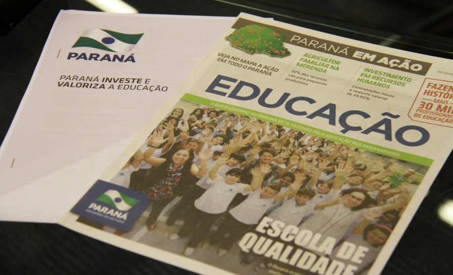 Flávio Arns destacou a valorização profissional, a qualidade na merenda escolar, a construção de novas escolas e reformas em todo o Paraná.<br />
<br />
Veja mais fotos em: <a href=" http://www.flickr.com/photos/flavioarns/sets/72157633419841063/" target="_blank"> http://www.flickr.com/photos/flavioarns/</a>