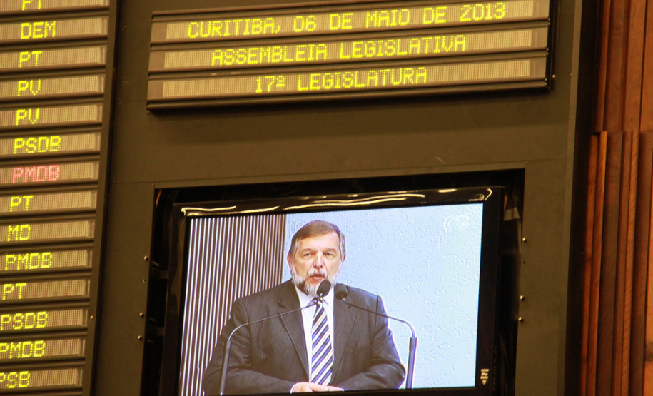 Flávio Arns destacou a valorização profissional, a qualidade na merenda escolar, a construção de novas escolas e reformas em todo o Paraná.<br />
<br />
Veja mais fotos em: <a href=" http://www.flickr.com/photos/flavioarns/sets/72157633419841063/" target="_blank"> http://www.flickr.com/photos/flavioarns/</a>