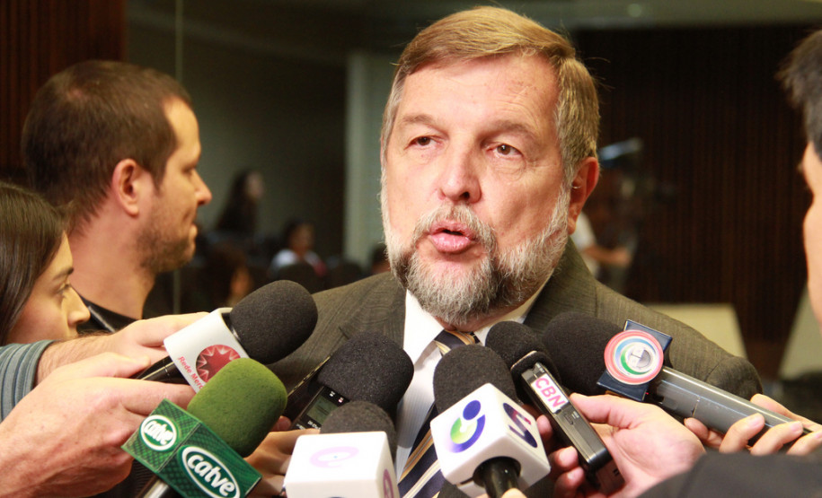 Flávio Arns destacou a valorização profissional, a qualidade na merenda escolar, a construção de novas escolas e reformas em todo o Paraná.<br />
<br />
Veja mais fotos em: <a href=" http://www.flickr.com/photos/flavioarns/sets/72157633419841063/" target="_blank"> http://www.flickr.com/photos/flavioarns/</a>