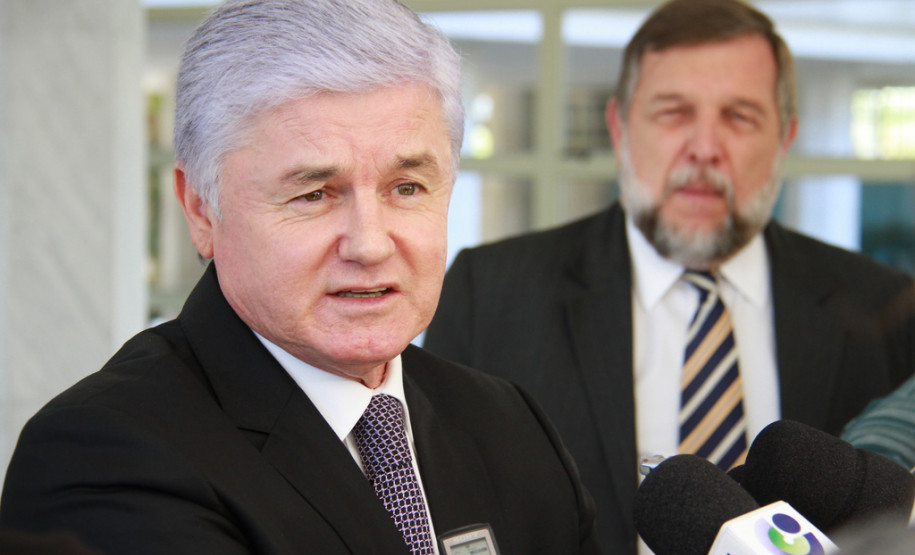 Presidente da ALEP, Valdir Rossoni, e o vice-governador e secretário da Educação Flávio Arns.<br />
<br />
Veja mais fotos em: <a href=" http://www.flickr.com/photos/flavioarns/sets/72157633419841063/" target="_blank"> http://www.flickr.com/photos/flavioarns/</a>