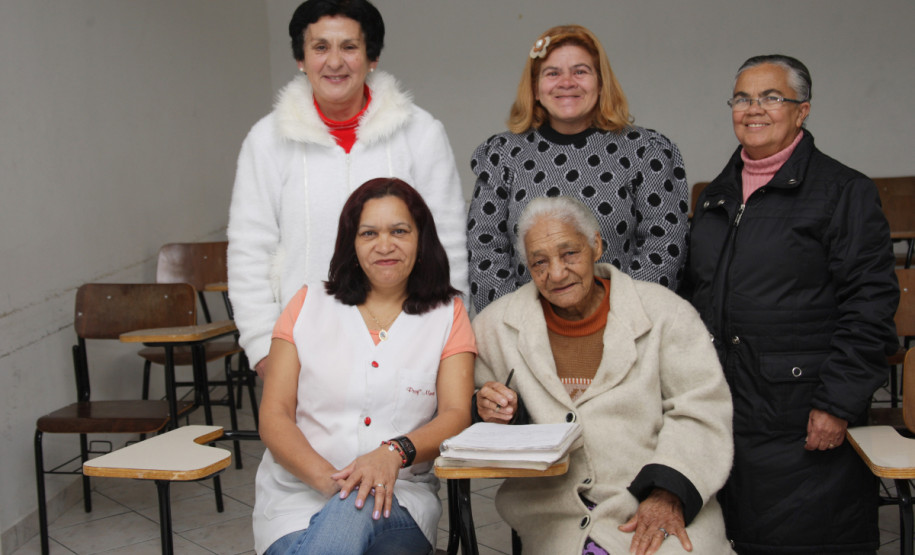 Programa Paraná Alfabetizado está com inscrições abertas. Alfabetizadores trabalham com pessoas com mais de 15 anos que não sabem ler e escrever. Na foto, uma turma de alfabetização de 2012.