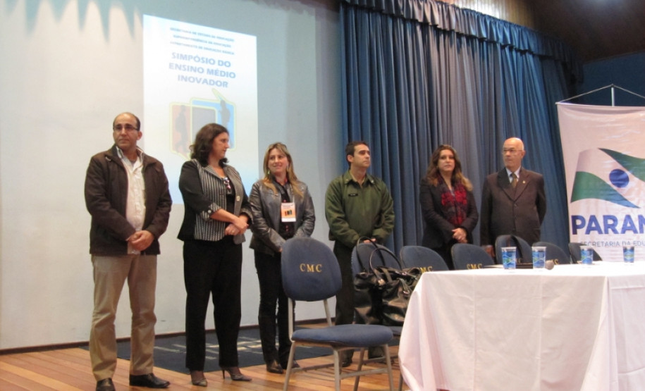 Paraná adere a programa que amplia a jornada de estudantes, disponível em 93 escolas da rede estadual. Milhares de alunos participam.