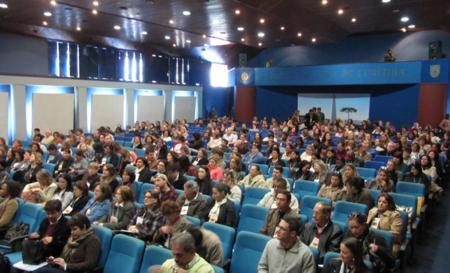 Paraná adere a programa que amplia a jornada de estudantes, disponível em 93 escolas da rede estadual. Milhares de alunos participam.