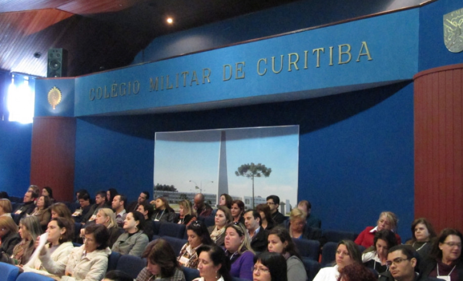 Paraná adere a programa que amplia a jornada de estudantes, disponível em 93 escolas da rede estadual. Milhares de alunos participam.