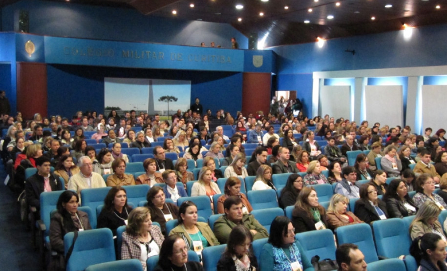 Paraná adere a programa que amplia a jornada de estudantes, disponível em 93 escolas da rede estadual. Milhares de alunos participam.