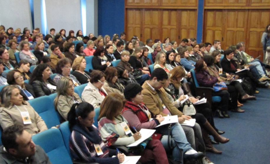 Paraná adere a programa que amplia a jornada de estudantes, disponível em 93 escolas da rede estadual. Milhares de alunos participam.