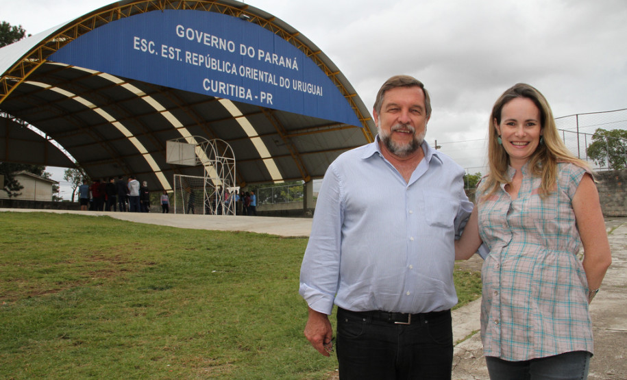 Flávio Arns e Maria Elisangela Schultz Ribeiro Maciel, diretora da Escola Estadual República Oriental do Uruguai. Foto de arquivo.<br />
<br />
Veja mais fotos em: <a href="http://www.flickr.com/photos/flavioarns/sets/72157629318541462/with/6876046916/" target="_blank">http://www.flickr.com/photos/flavioarns/</a>