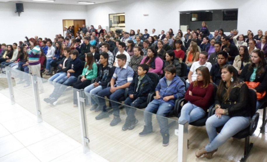 Programa é uma parceria entre o Núcleo Regional da Educação e a Câmara de Vereadores de Cascavel e visa estimular o interesse político nos estudantes.