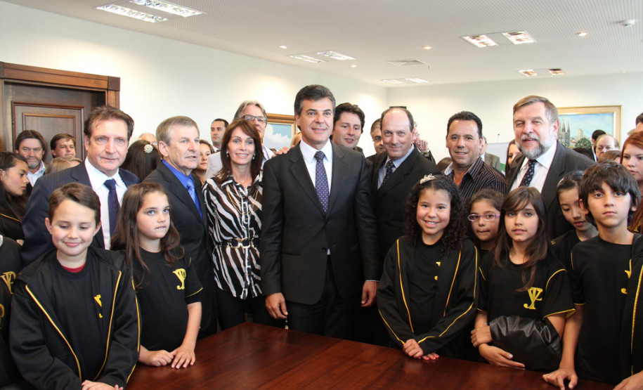 Governo do Estado vai investir R$ 5 milhões na obra, que é aguardada há mais de sete anos. O projeto da reconstrução foi discutido diretamente com a comunidade escolar, que apontou as principais demandas do prédio e dos alunos.<br />
<br />
Veja mais fotos em: <a href="http://www.flickr.com/photos/flavioarns/sets/72157633451217774/" target="_blank">http://www.flickr.com/photos/flavioarns/</a>