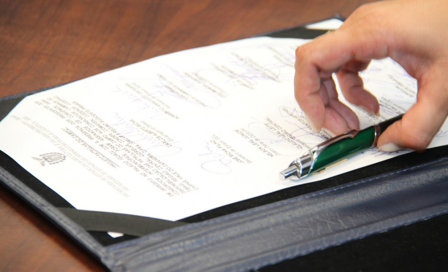 Governo do Estado vai investir R$ 5 milhões na obra, que é aguardada há mais de sete anos. O projeto da reconstrução foi discutido diretamente com a comunidade escolar, que apontou as principais demandas do prédio e dos alunos.<br />
<br />
Veja mais fotos em: <a href="http://www.flickr.com/photos/flavioarns/sets/72157633451217774/" target="_blank">http://www.flickr.com/photos/flavioarns/</a>