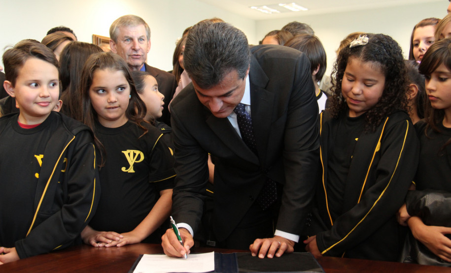 Governo do Estado vai investir R$ 5 milhões na obra, que é aguardada há mais de sete anos. O projeto da reconstrução foi discutido diretamente com a comunidade escolar, que apontou as principais demandas do prédio e dos alunos.<br />
<br />
Veja mais fotos em: <a href="http://www.flickr.com/photos/flavioarns/sets/72157633451217774/" target="_blank">http://www.flickr.com/photos/flavioarns/</a>