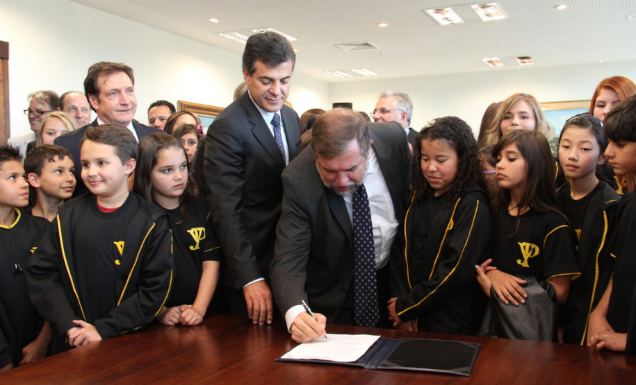 Governo do Estado vai investir R$ 5 milhões na obra, que é aguardada há mais de sete anos. O projeto da reconstrução foi discutido diretamente com a comunidade escolar, que apontou as principais demandas do prédio e dos alunos.<br />
<br />
Veja mais fotos em: <a href="http://www.flickr.com/photos/flavioarns/sets/72157633451217774/" target="_blank">http://www.flickr.com/photos/flavioarns/</a>