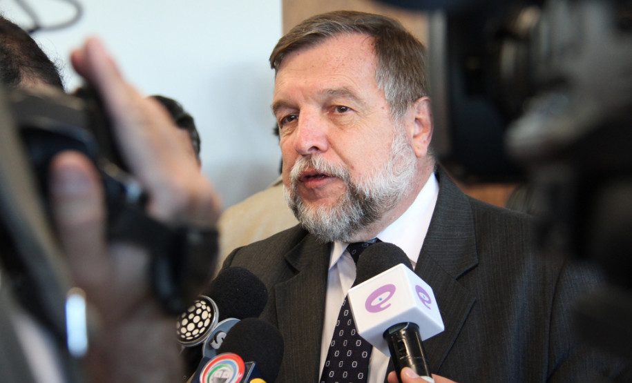 Governo do Estado vai investir R$ 5 milhões na obra, que é aguardada há mais de sete anos. O projeto da reconstrução foi discutido diretamente com a comunidade escolar, que apontou as principais demandas do prédio e dos alunos.<br />
<br />
Veja mais fotos em: <a href="http://www.flickr.com/photos/flavioarns/sets/72157633451217774/" target="_blank">http://www.flickr.com/photos/flavioarns/</a>