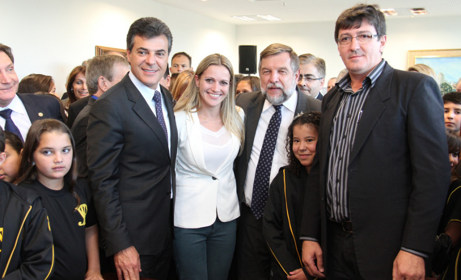 Governo do Estado vai investir R$ 5 milhões na obra, que é aguardada há mais de sete anos. O projeto da reconstrução foi discutido diretamente com a comunidade escolar, que apontou as principais demandas do prédio e dos alunos.<br />
<br />
Veja mais fotos em: <a href="http://www.flickr.com/photos/flavioarns/sets/72157633451217774/" target="_blank">http://www.flickr.com/photos/flavioarns/</a>