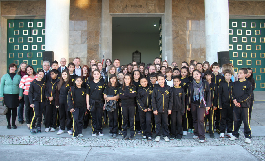 Governo do Estado vai investir R$ 5 milhões na obra, que é aguardada há mais de sete anos. O projeto da reconstrução foi discutido diretamente com a comunidade escolar, que apontou as principais demandas do prédio e dos alunos.<br />
<br />
Veja mais fotos em: <a href="http://www.flickr.com/photos/flavioarns/sets/72157633451217774/" target="_blank">http://www.flickr.com/photos/flavioarns/</a>