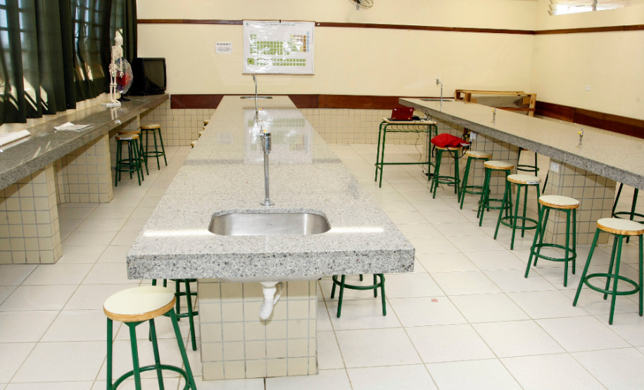 O Governo do Paraná vai concluir a renovação o mobiliário de 60% das escolas estaduais. Na foto, o Colégio Estadual Abílio Lourenço dos Santos, em Fazenda Rio Grande, região metropolitana de Curitiba, recebeu 800 novos conjuntos de carteiras escolares. 
Curitiba, 04/04/2013.