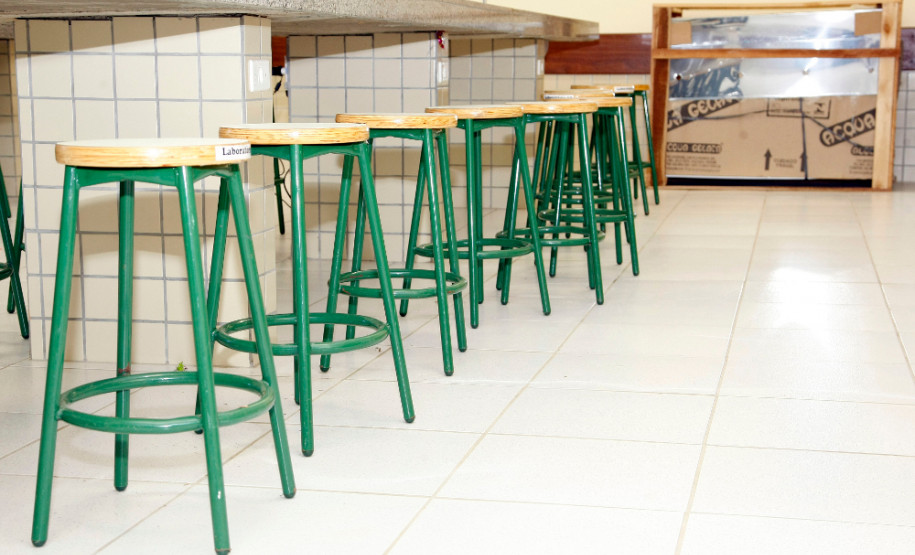 O Governo do Paraná vai concluir a renovação o mobiliário de 60% das escolas estaduais. Na foto, o Colégio Estadual Abílio Lourenço dos Santos, em Fazenda Rio Grande, região metropolitana de Curitiba, recebeu 800 novos conjuntos de carteiras escolares. 
Curitiba, 04/04/2013.