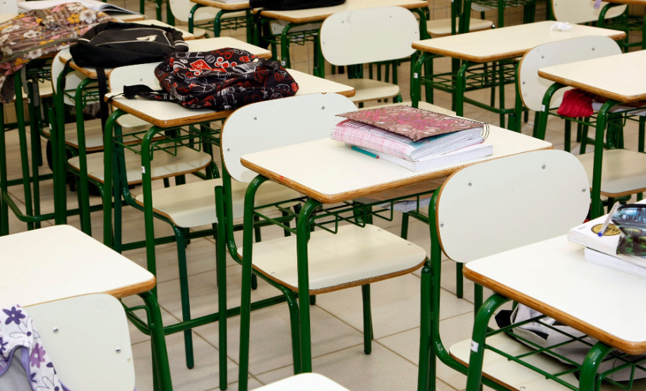 O Governo do Paraná vai concluir a renovação o mobiliário de 60% das escolas estaduais. Na foto, o Colégio Estadual Abílio Lourenço dos Santos, em Fazenda Rio Grande, região metropolitana de Curitiba, recebeu 800 novos conjuntos de carteiras escolares. 
Curitiba, 04/04/2013.