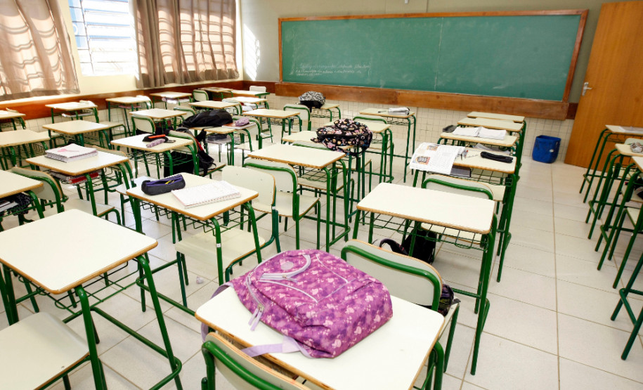 O Governo do Paraná vai concluir a renovação o mobiliário de 60% das escolas estaduais. Na foto, o Colégio Estadual Abílio Lourenço dos Santos, em Fazenda Rio Grande, região metropolitana de Curitiba, recebeu 800 novos conjuntos de carteiras escolares. 
Curitiba, 04/04/2013.