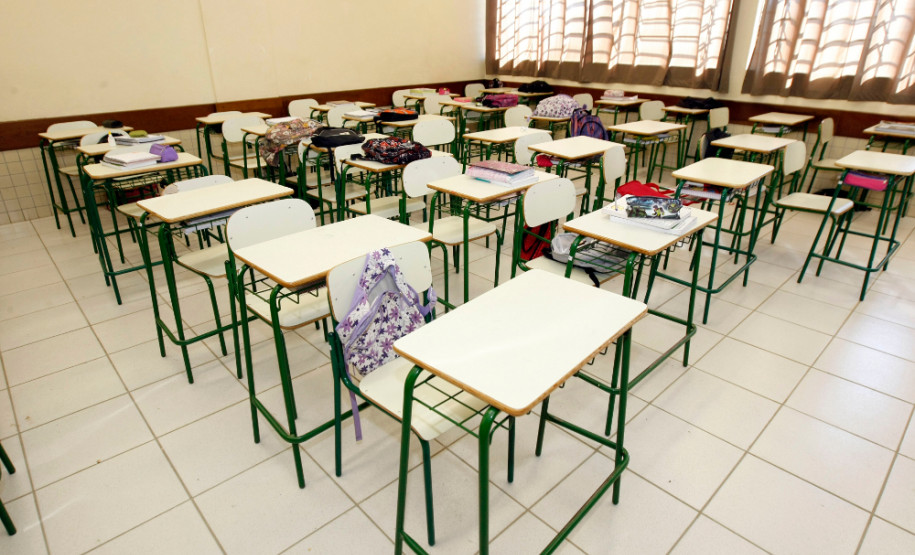 O Governo do Paraná vai concluir a renovação o mobiliário de 60% das escolas estaduais. Na foto, o Colégio Estadual Abílio Lourenço dos Santos, em Fazenda Rio Grande, região metropolitana de Curitiba, recebeu 800 novos conjuntos de carteiras escolares. 
Curitiba, 04/04/2013.