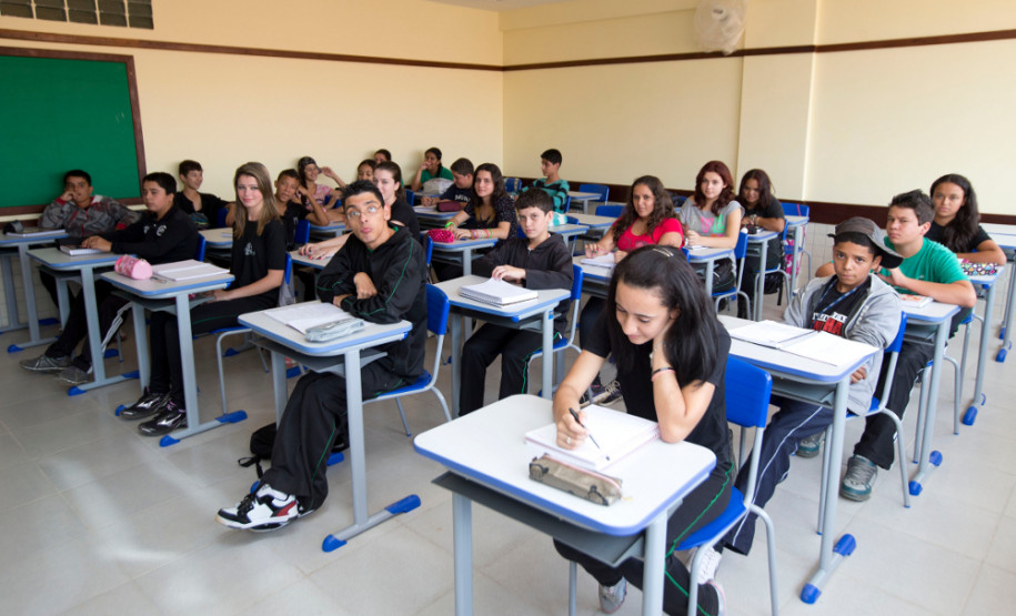 O Governo do Paraná vai concluir a renovação o mobiliário de 60% das escolas estaduais. Colégio Geraldina Mota.
Curitiba, 04/04/2013.