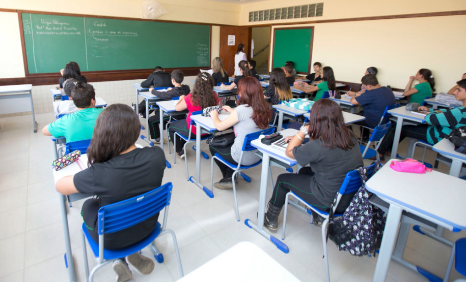 04-03-13 - Escola Estadual Geraldina da Mota em Campo Largo no bairro Ferraria, alunos em sala de aula.
