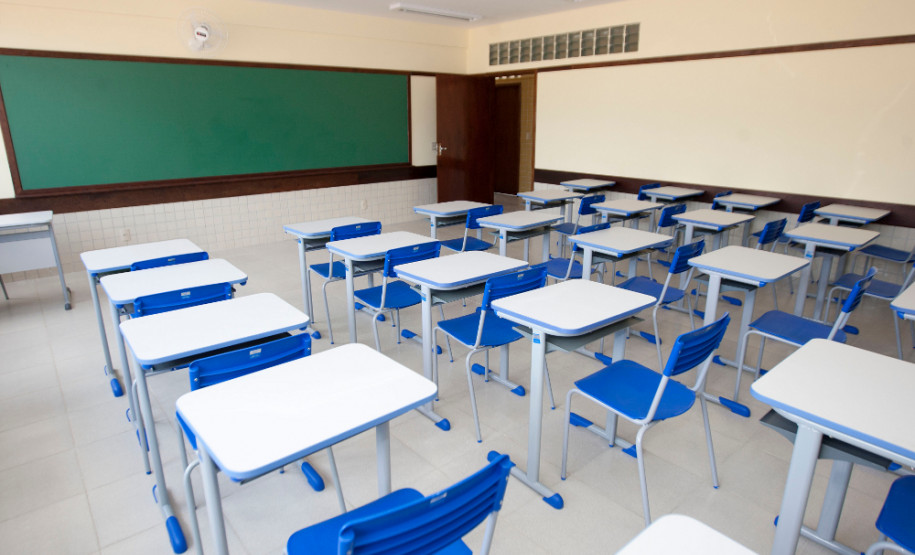 O Governo do Paraná vai concluir a renovação o mobiliário de 60% das escolas estaduais. Colégio Geraldina Mota.
Curitiba, 04/04/2013.