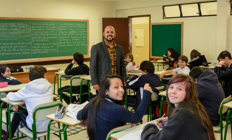 Professores da rede estadual de ensino aprovam a hora atividade. Na foto, Luiz Gustavo, professor de português, durante aula de literatura no Colégio Pedro Macedo. Curitiba ,10/05/2013.