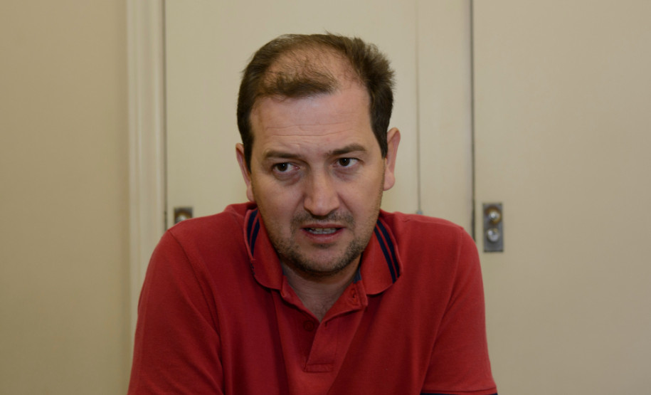 Professores da rede estadual de ensino aprovam a hora atividade. Na foto, Josué Borba, professor de Física no Colégio Estadual do Paraná. Curitiba, 10/05/2013.