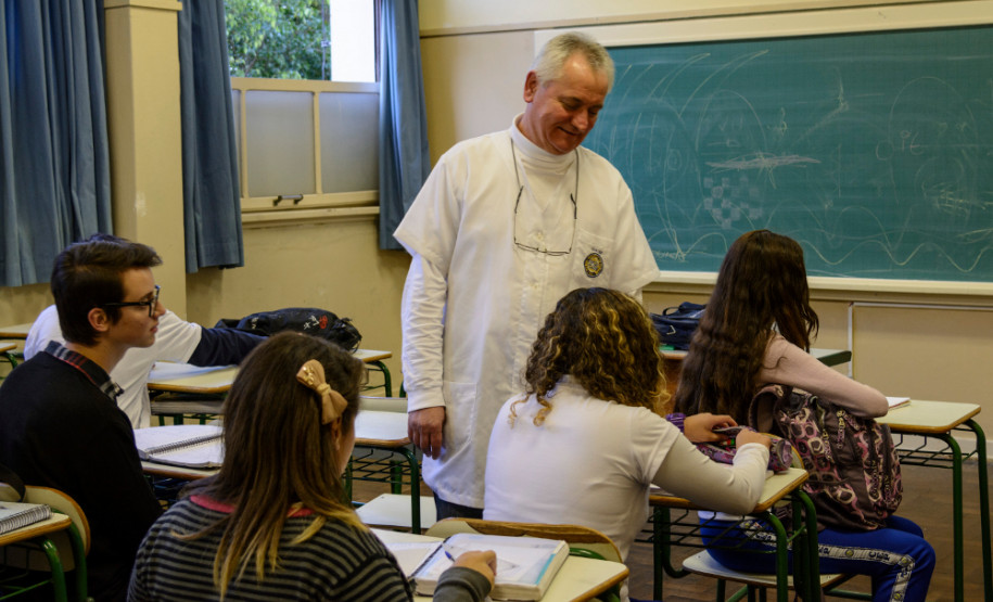 Professores da rede estadual de ensino aprovam a hora atividade. Na foto, Izael Furlan, professor de Geografia do Colégio Estadual do Paraná, na sala de aula do Primeiro Ano do Ensino Médio. Curitiba, 10/05/2013.