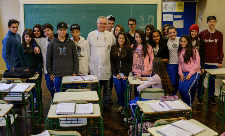 Professores da rede estadual de ensino aprovam a hora atividade. Na foto, Izael Furlan, professor de Geografia do Colégio Estadual do Paraná, na sala de aula do Primeiro Ano do Ensino Médio. Curitiba, 10/05/2013.