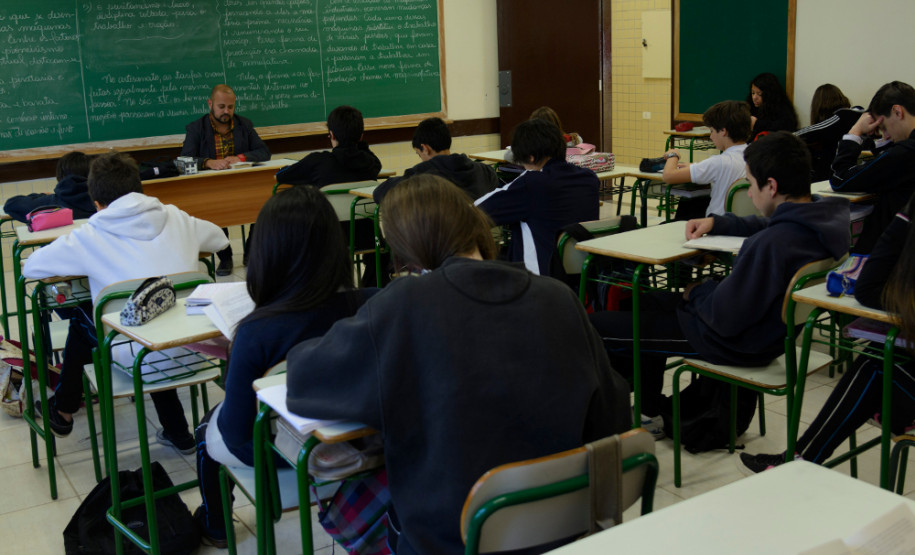 Professores da rede estadual de ensino aprovam a hora atividade. Na foto, Luiz Gustavo, professor de português, durante aula de literatura no Colégio Pedro Macedo. Curitiba ,10/05/2013.