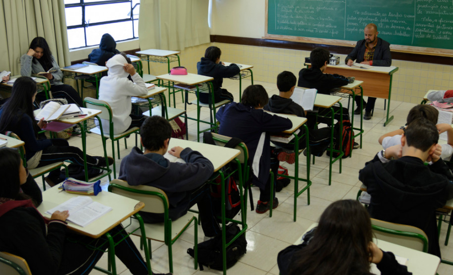 Professores da rede estadual de ensino aprovam a hora atividade. Na foto, Luiz Gustavo, professor de português, durante aula de literatura no Colégio Pedro Macedo. Curitiba ,10/05/2013.