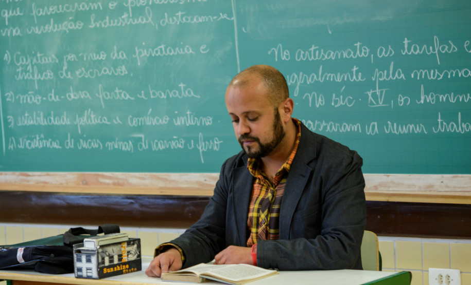 Professores da rede estadual de ensino aprovam a hora atividade. Na foto, Luiz Gustavo, professor de português, durante aula de literatura no Colégio Pedro Macedo. Curitiba ,10/05/2013.