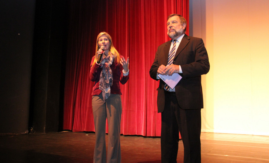 Grupo de Dança Contemporânea do Colégio Estadual do Paraná homenageou Helena Kolody. Público incluiu o governador em exercício, Flávio Arns. <br />
<br />
Veja mais fotos em: <a href=" http://www.flickr.com/photos/flavioarns/sets/72157633494529676/" target="_blank"> http://www.flickr.com/photos/flavioarns/</a>