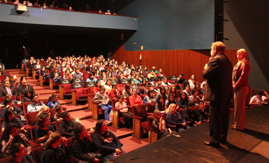 Grupo de Dança Contemporânea do Colégio Estadual do Paraná homenageou Helena Kolody. Público incluiu o governador em exercício, Flávio Arns. <br />
<br />
Veja mais fotos em: <a href=" http://www.flickr.com/photos/flavioarns/sets/72157633494529676/" target="_blank"> http://www.flickr.com/photos/flavioarns/</a>