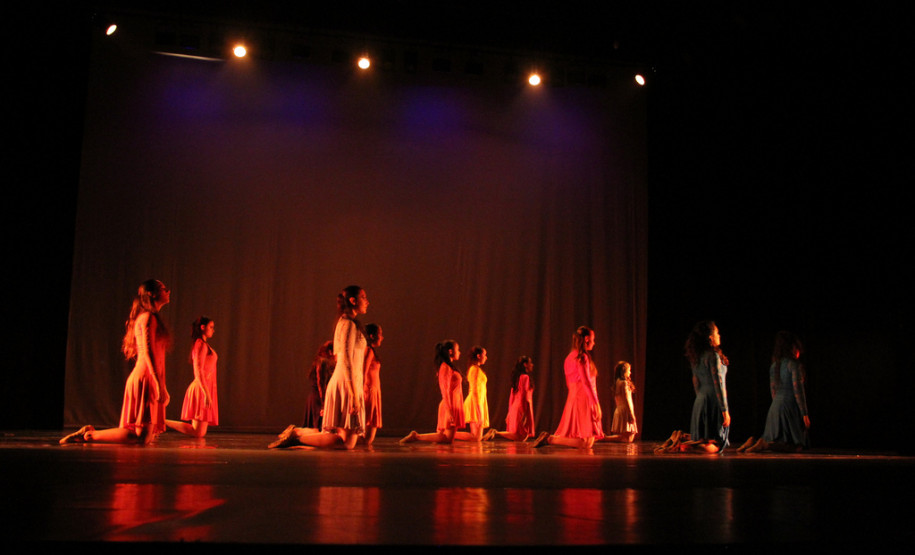 Grupo de Dança Contemporânea do Colégio Estadual do Paraná homenageou Helena Kolody. Público incluiu o governador em exercício, Flávio Arns. <br />
<br />
Veja mais fotos em: <a href=" http://www.flickr.com/photos/flavioarns/sets/72157633494529676/" target="_blank"> http://www.flickr.com/photos/flavioarns/</a>