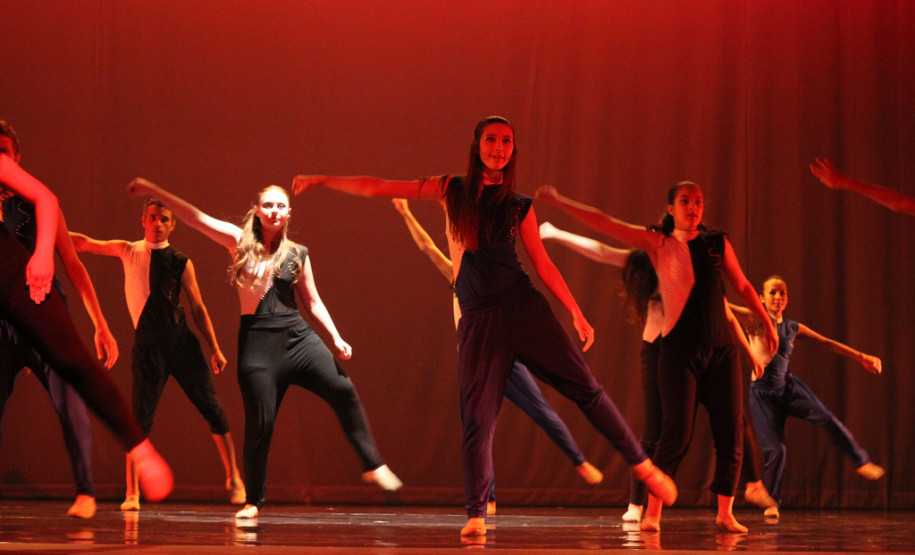 Grupo de Dança Contemporânea do Colégio Estadual do Paraná homenageou Helena Kolody. Público incluiu o governador em exercício, Flávio Arns. <br />
<br />
Veja mais fotos em: <a href=" http://www.flickr.com/photos/flavioarns/sets/72157633494529676/" target="_blank"> http://www.flickr.com/photos/flavioarns/</a>