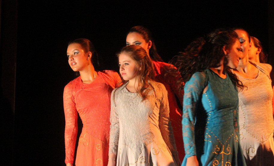 Grupo de Dança Contemporânea do Colégio Estadual do Paraná homenageou Helena Kolody. Público incluiu o governador em exercício, Flávio Arns. <br />
<br />
Veja mais fotos em: <a href=" http://www.flickr.com/photos/flavioarns/sets/72157633494529676/" target="_blank"> http://www.flickr.com/photos/flavioarns/</a>