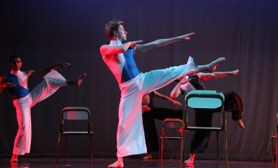 Grupo de Dança Contemporânea do Colégio Estadual do Paraná homenageou Helena Kolody. Público incluiu o governador em exercício, Flávio Arns. <br />
<br />
Veja mais fotos em: <a href=" http://www.flickr.com/photos/flavioarns/sets/72157633494529676/" target="_blank"> http://www.flickr.com/photos/flavioarns/</a>