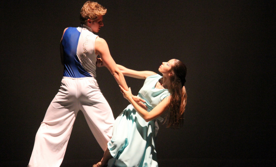 Grupo de Dança Contemporânea do Colégio Estadual do Paraná homenageou Helena Kolody. Público incluiu o governador em exercício, Flávio Arns. <br />
<br />
Veja mais fotos em: <a href=" http://www.flickr.com/photos/flavioarns/sets/72157633494529676/" target="_blank"> http://www.flickr.com/photos/flavioarns/</a>