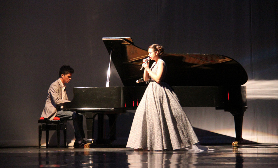 Grupo de Dança Contemporânea do Colégio Estadual do Paraná homenageou Helena Kolody. Público incluiu o governador em exercício, Flávio Arns. <br />
<br />
Veja mais fotos em: <a href=" http://www.flickr.com/photos/flavioarns/sets/72157633494529676/" target="_blank"> http://www.flickr.com/photos/flavioarns/</a>
