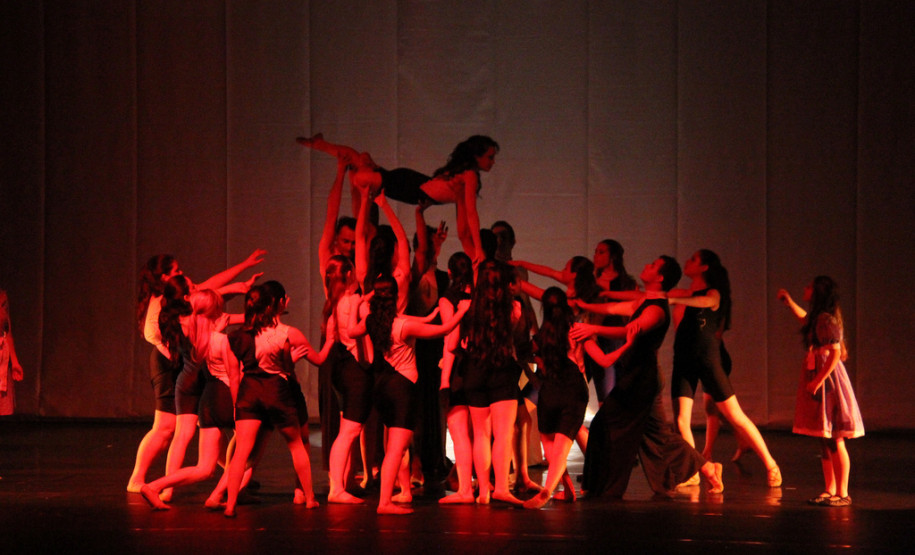 Grupo de Dança Contemporânea do Colégio Estadual do Paraná homenageou Helena Kolody. Público incluiu o governador em exercício, Flávio Arns. <br />
<br />
Veja mais fotos em: <a href=" http://www.flickr.com/photos/flavioarns/sets/72157633494529676/" target="_blank"> http://www.flickr.com/photos/flavioarns/</a>