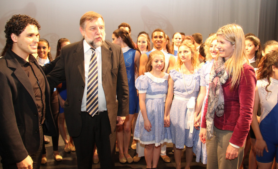 Grupo de Dança Contemporânea do Colégio Estadual do Paraná homenageou Helena Kolody. Público incluiu o governador em exercício, Flávio Arns. <br />
<br />
Veja mais fotos em: <a href=" http://www.flickr.com/photos/flavioarns/sets/72157633494529676/" target="_blank"> http://www.flickr.com/photos/flavioarns/</a>