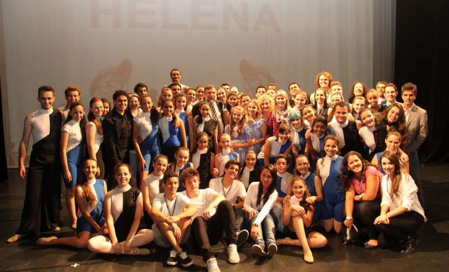 Grupo de Dança Contemporânea do Colégio Estadual do Paraná homenageou Helena Kolody. Público incluiu o governador em exercício, Flávio Arns. <br />
<br />
Veja mais fotos em: <a href=" http://www.flickr.com/photos/flavioarns/sets/72157633494529676/" target="_blank"> http://www.flickr.com/photos/flavioarns/</a>