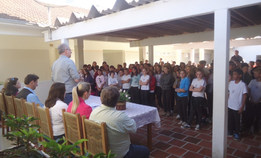 Recurso descentralizado beneficia escola em Mallet Na sexta-feira (10), foi assinada a Ordem de Serviço para reparos na Escola Estadual Nicolau Copérnico, em Mallet. Por meio do programa de Descentralização de Recursos, serão investidos cerca de R$ 114 mil, garantindo a melhoria da rede elétrica, iluminação externa, acessibilidade, reparos no piso da cozinha e pintura do prédio. As obras iniciam nesta semana e beneficiarão 430 alunos do ensino fundamental.
