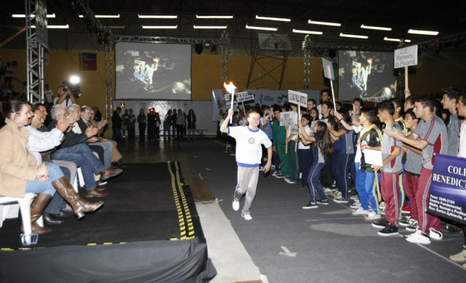 Etapa regional dos Jogos Escolares inicia em Curitiba São mais de 3 mil alunos de 99 colégios das redes de ensino estadual e particular que competem em sete modalidades.